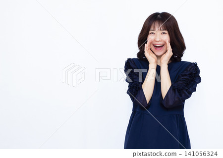 一名女子大聲喊叫 141056324
