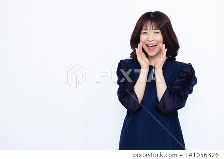 一名女子大聲喊叫 141056326