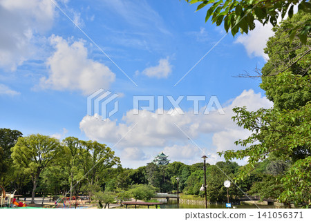 從愛知縣名古屋市名城公園眺望名古屋城 從愛知縣名古屋市名城公園眺望名古屋城 141056371