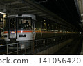 一列373系列車，即「長良」特快列車，停靠在東京車站的月台上。 141056420
