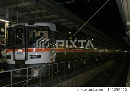 一列373系列車,即「長良」特快列車,停靠在東京車站的月台上。 一列373系列車,即「長良」特快列車,停靠在東京車站的月台上。 141056420