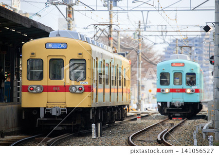 A Series 600 train (Nishitetsu Railway) passing another train at Kashii Hanazono-mae Station. 141056527