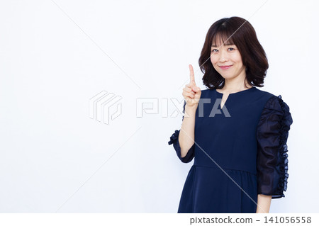 指著手指的女人 141056558