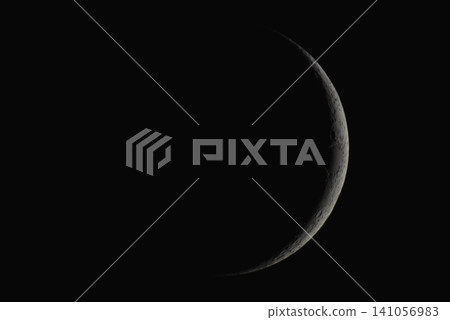 一個薄薄的月亮 141056983