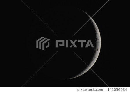 一個薄薄的月亮 一個薄薄的月亮 141056984