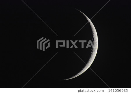 一個薄薄的月亮 一個薄薄的月亮 141056985