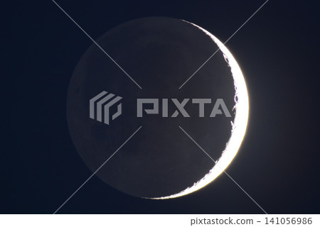 一個薄薄的月亮 一個薄薄的月亮 141056986