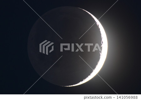一個薄薄的月亮 一個薄薄的月亮 141056988