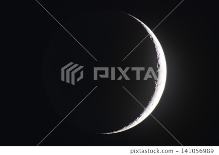 一個薄薄的月亮 一個薄薄的月亮 141056989