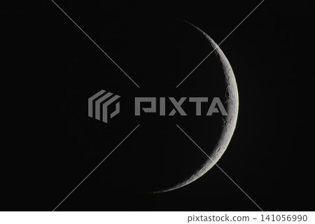 一個薄薄的月亮 一個薄薄的月亮 141056990