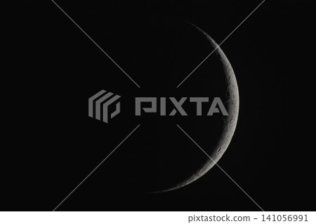 一個薄薄的月亮 141056991