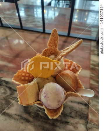 在台灣台中市人氣店鋪宮原眼科診所,您可以品嚐到美味、配料豐富的冰淇淋。 在台灣台中市人氣店鋪宮原眼科診所,您可以品嚐到美味、配料豐富的冰淇淋。 141057334