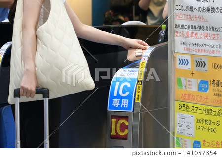 新幹線乘客正在通過檢票口。 新幹線乘客正在通過檢票口。 141057354