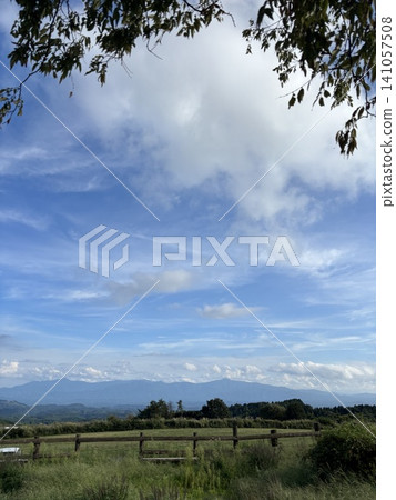 Beautiful blue sky and distant mountain range viewed from Kuju Plateau. (Copy space available) Beautiful blue sky and distant mountain range viewed from Kuju Plateau. (Copy space available) 141057508