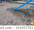 A large number of soap bubbles appeared in the park. 141057761