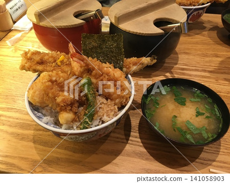 Tempura rice bowl lunch from a long-established tempura restaurant Tempura rice bowl lunch from a long-established tempura restaurant 141058903
