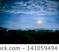 夜空中懸掛的明月和寧靜的鄉村景色 141059494