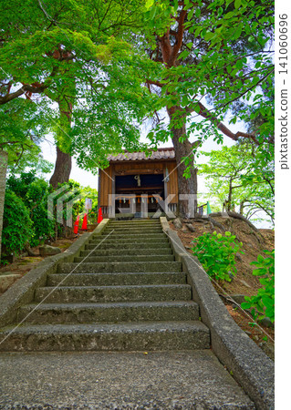 丸岡城八幡神社,周圍綠樹環繞。 丸岡城八幡神社,周圍綠樹環繞。 141060696