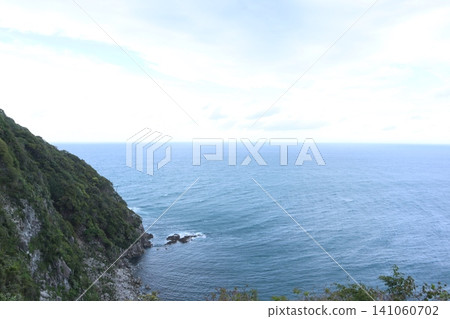 從海岬上可以看到深藍色的大海和懸崖。 從海岬上可以看到深藍色的大海和懸崖。 141060702
