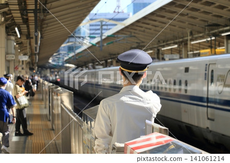 車站工作人員送別新幹線列車:安全管理 車站工作人員送別新幹線列車:安全管理 141061214