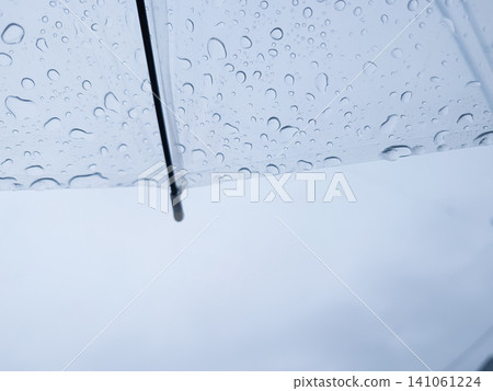 透明乙烯基雨傘上的雨滴特寫 | 代表雨季或雨天的背景素材 透明乙烯基雨傘上的雨滴特寫 | 代表雨季或雨天的背景素材 141061224