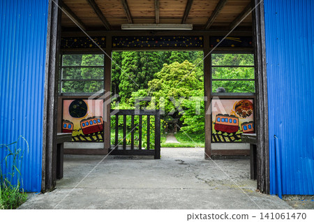 從小湊鐵道板部站候車室望出去,可以看到美麗的綠植和鳥居。 從小湊鐵道板部站候車室望出去,可以看到美麗的綠植和鳥居。 141061470