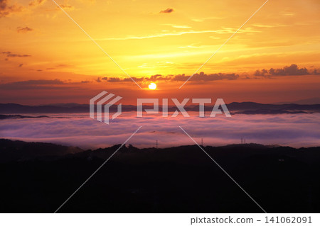 Sea of clouds and sunrise 5403 141062091