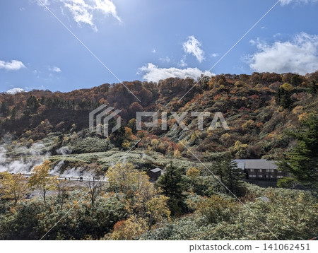秋田縣玉川溫泉的自然風光,被秋天的色彩染成了絢麗的色彩。 秋田縣玉川溫泉的自然風光,被秋天的色彩染成了絢麗的色彩。 141062451