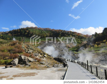 秋田縣玉川溫泉的奇幻景色,溫泉中升騰起陣陣蒸氣。 秋田縣玉川溫泉的奇幻景色,溫泉中升騰起陣陣蒸氣。 141062454
