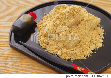 信玄餅,看起來很美味的山梨縣特產。 信玄餅,看起來很美味的山梨縣特產。 141062591