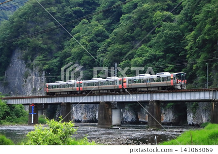 一列227系列電力動車組行駛在白眉線上，跨越高橋川，遠處是壯麗的魚倉峽。 （拍攝於2026年6月19日） 141063069