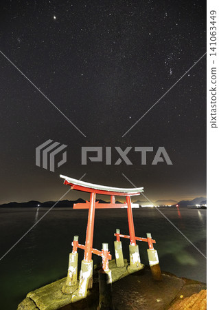 水下鳥居門上方的獵戶座 水下鳥居門上方的獵戶座 141063449