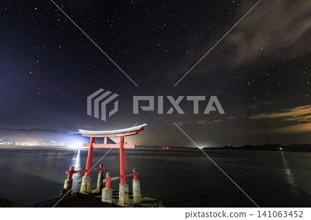 Autumn starry sky over the Seto Inland Sea: Underwater torii gate and starry sky Autumn starry sky over the Seto Inland Sea: Underwater torii gate and starry sky 141063452