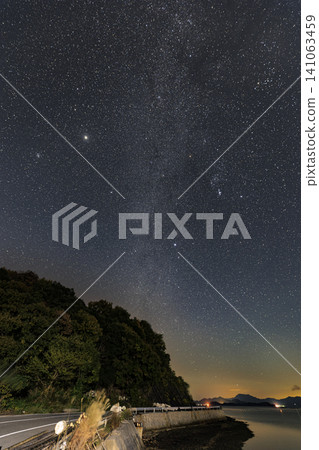 瀨戶內秋季星空獵戶座上升和冬季三角 141063459