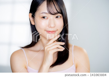 年輕女性的皮膚護理 141063804