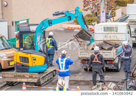 Seismic reinforcement work on combined sewer pipes (rehabilitation method), removal of asphalt pavement, road excavation, workers. Seismic reinforcement work on combined sewer pipes (rehabilitation method), removal of asphalt pavement, road excavation, workers. 141063842