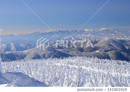 冬日深處的藏王山,攝於從藏王麗莎世界滑雪場頂峰到卡塔山的途中。 冬日深處的藏王山,攝於從藏王麗莎世界滑雪場頂峰到卡塔山的途中。 141063920