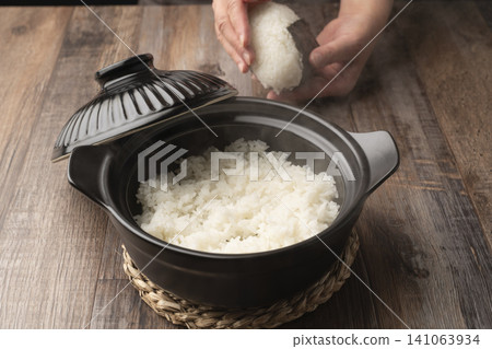 用陶罐煮熟的米可以用來做飯糰。 用陶罐煮熟的米可以用來做飯糰。 141063934