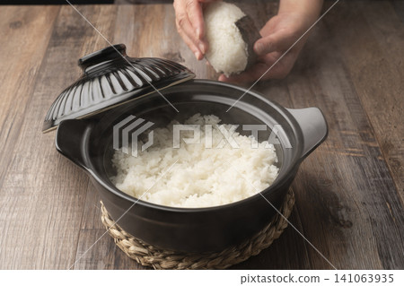 用陶罐煮熟的米可以用來做飯糰。 141063935