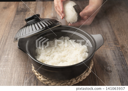 用陶罐煮熟的米可以用來做飯糰。 用陶罐煮熟的米可以用來做飯糰。 141063937