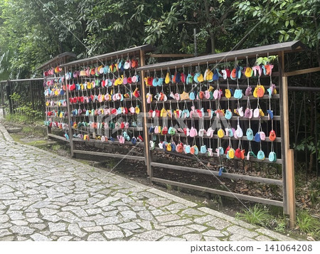 在神社供奉儀式上,五彩繽紛的許願袋整齊排列 | 祈禱、相親、日本文化、旅遊景點 在神社供奉儀式上,五彩繽紛的許願袋整齊排列 | 祈禱、相親、日本文化、旅遊景點 141064208