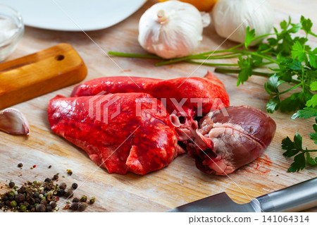 Raw lamb lungs and heart 141064314