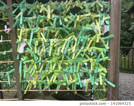 神社的供奉殿內擺滿了寫滿願望的牌位 | 祈求考試成功、好運和日本文化的場景 神社的供奉殿內擺滿了寫滿願望的牌位 | 祈求考試成功、好運和日本文化的場景 141064325