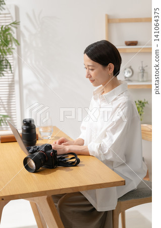 woman looking at photos on computer 141064375