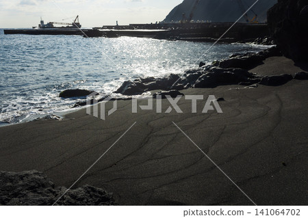 The sea and black sand of Nanbara Senjoiwa Beach, Hachijojima Island The sea and black sand of Nanbara Senjoiwa Beach, Hachijojima Island 141064702