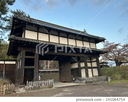 This is the back of the North Gate (Kikkōmon) of the northern enclosure of Hirosaki Castle, located in Hirosaki Park in Hirosaki City, Aomori Prefecture. This is the back of the North Gate (Kikkōmon) of the northern enclosure of Hirosaki Castle, located in Hirosaki Park in Hirosaki City, Aomori Prefecture. 141064754