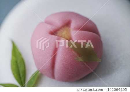 Image of a traditional Japanese confection 141064895