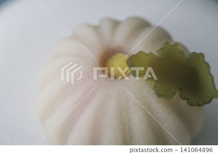 一張日本傳統點心的特寫照片。 141064896