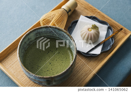 抹茶和傳統日式點心的圖片 抹茶和傳統日式點心的圖片 141065062