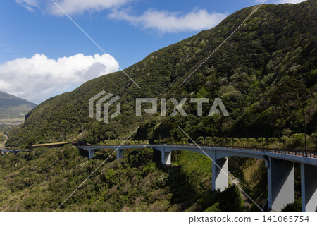 一座沿著八丈島山坡建造的巨大橋樑。 一座沿著八丈島山坡建造的巨大橋樑。 141065754